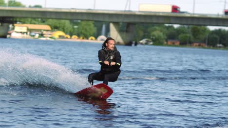 wakeboarder saltando alto por encima del agua. deportista profesional haciendo un truco