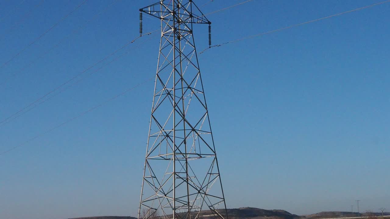 Elmast mod en blå himmel i Spanien