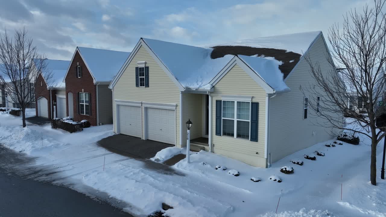 una toma aérea de un suburbio estadounidense con nieve