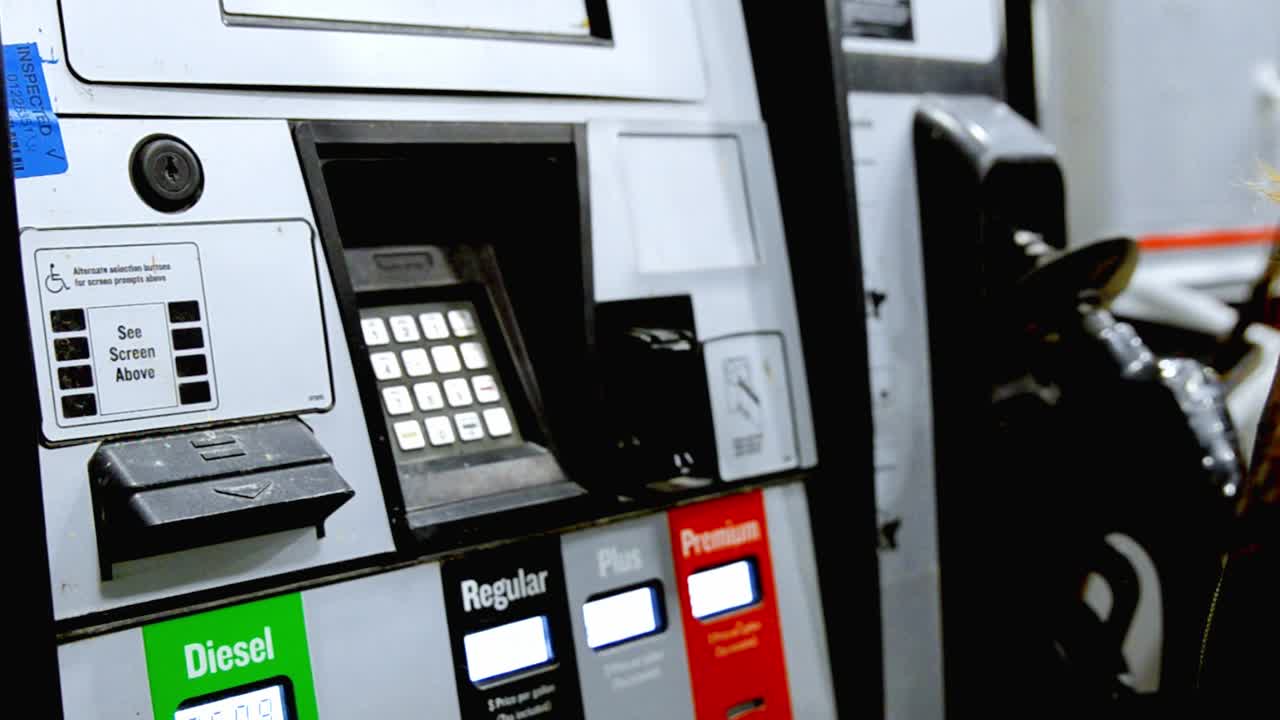 una atractiva morena desliza su bomba en una gasolinera en las frías temperaturas durante la noche