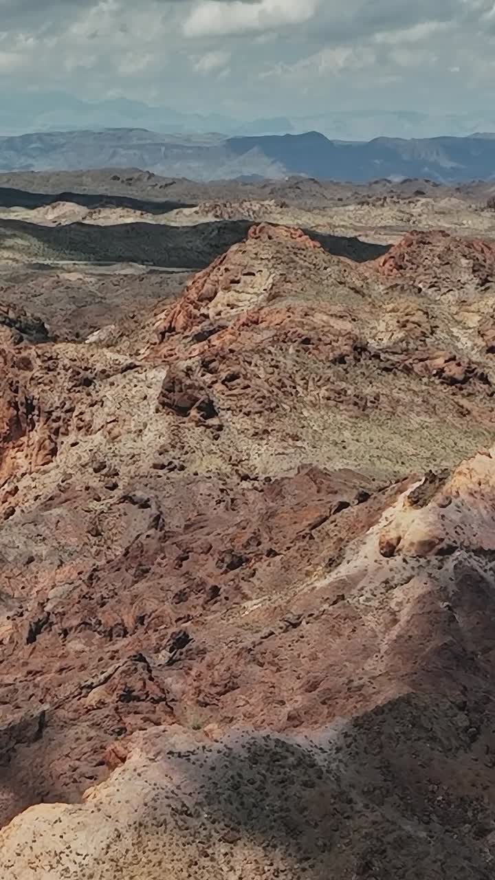 Vista aerea del paesaggio roccioso negli Stati Uniti mostra montagne e valli