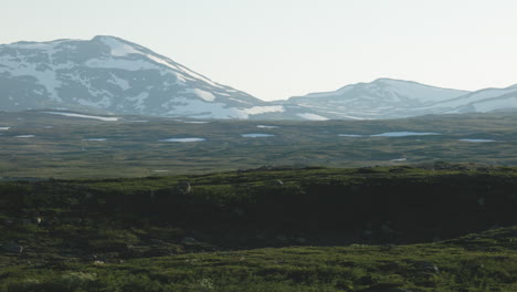 Hermoso-Paisaje-Montañoso-A-Lo-Largo-Del-Camino-Del-Desierto-En-El-Norte-De-Suecia,-Llamado-Stekenjokk