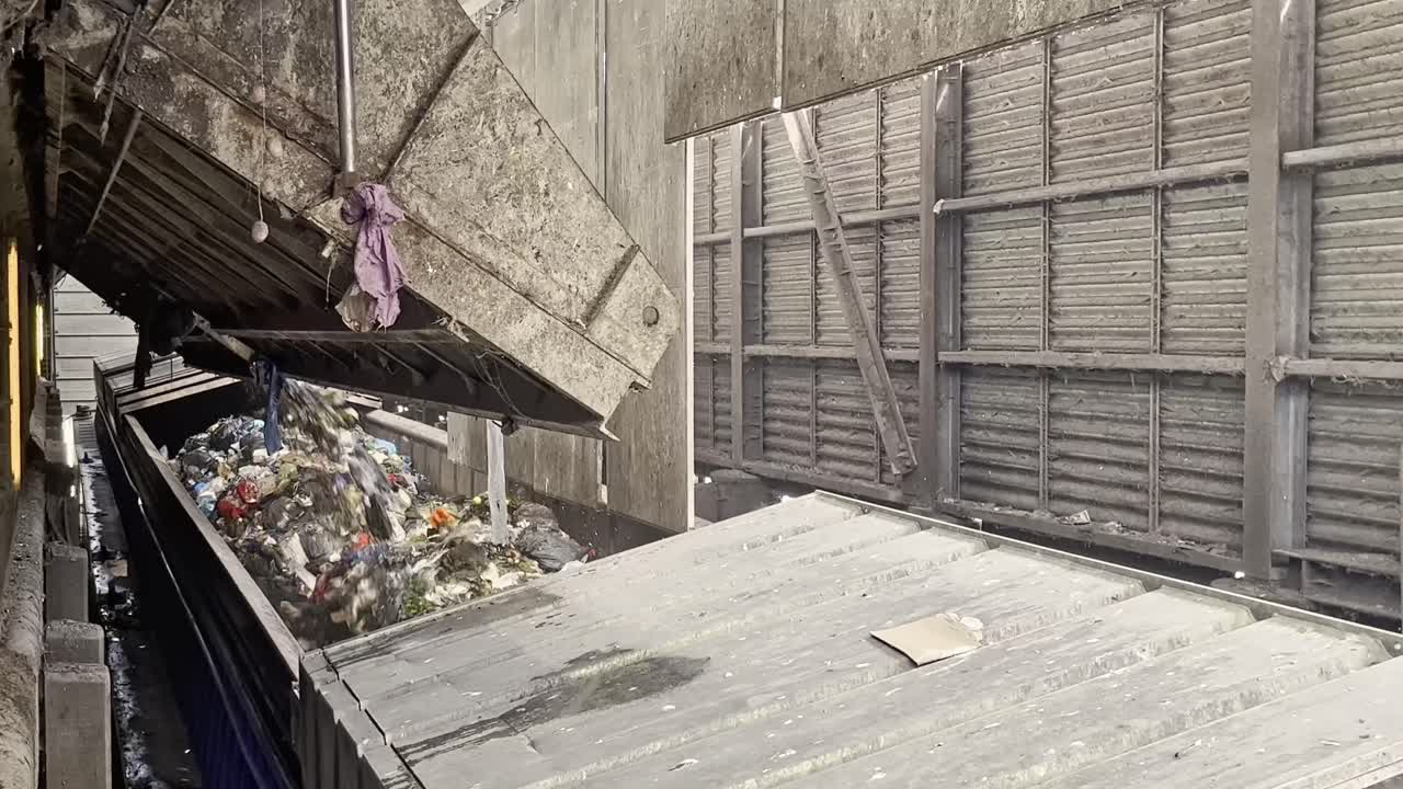 собранные отходы поступают прямо из мусоровозов на корабль, который пришвартован в холле, чтобы не создавать неудобств для окружающей среды