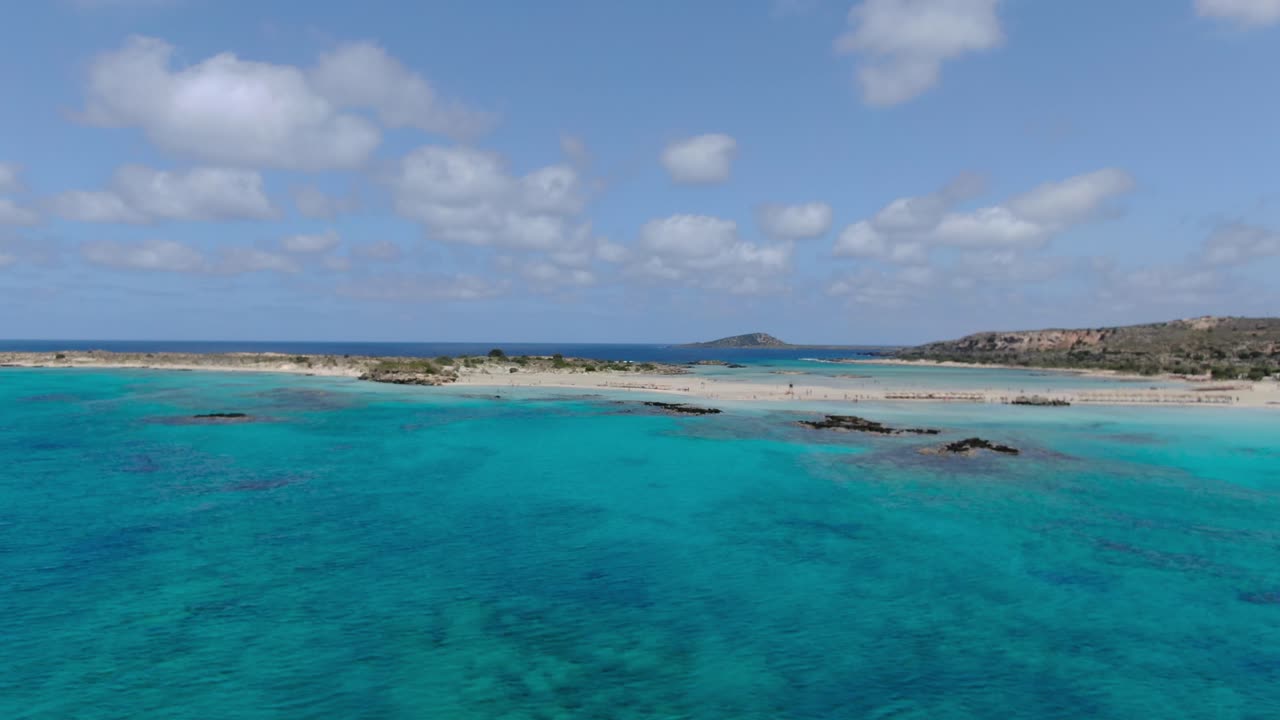 얕고 투명한 바닷물이 있는 크레타 그리스의 엘라포니시의 푸른 해변 해안, 공중 비행 샷