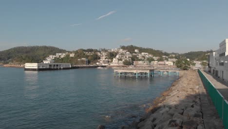 Vista-Aérea-De-Un-Pueblo-Costero-Ubicado-En-Una-Hermosa-Bahía-Oceánica