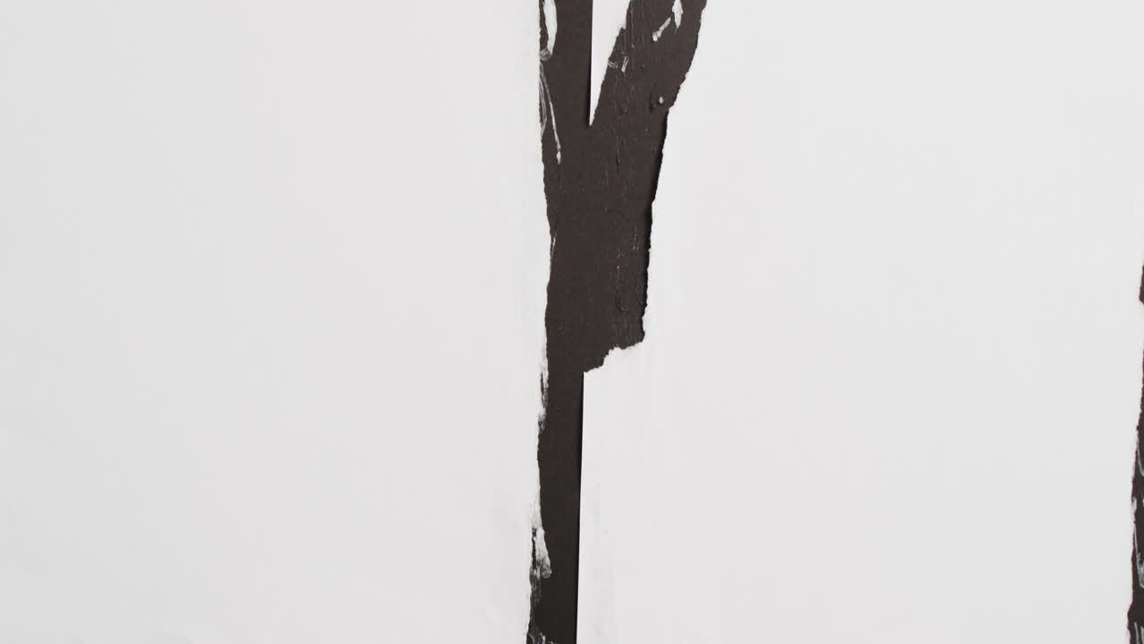 ⁇  배경에 페인트와 복사 공간의 검은 스트로크의 클로즈업 비디오