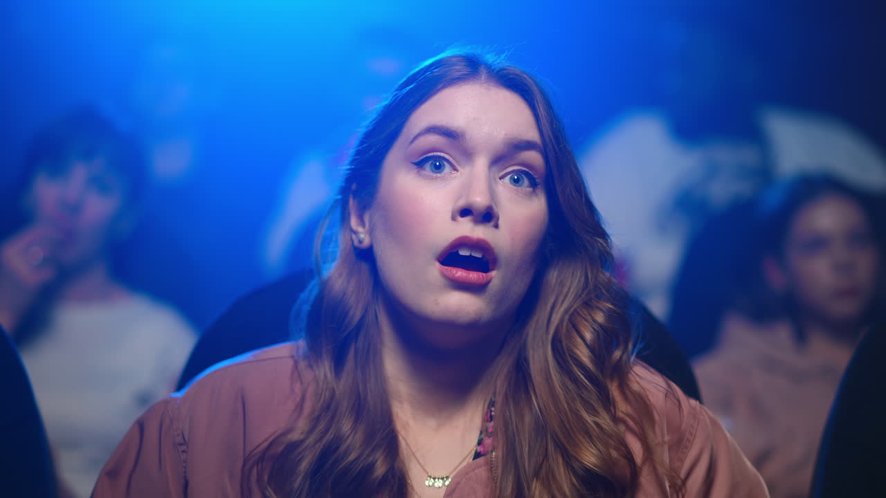 젊은 여성이 나쁜 영화에 화를 내고 있습니다.