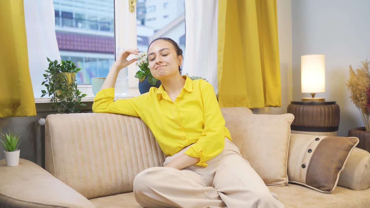 그녀의 추억을 기억하고 행복한 젊은 여성.