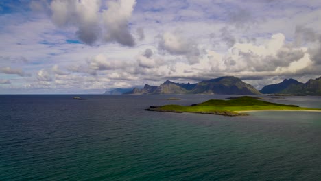 antena: isla verde con majestuosas montañas en el fondo