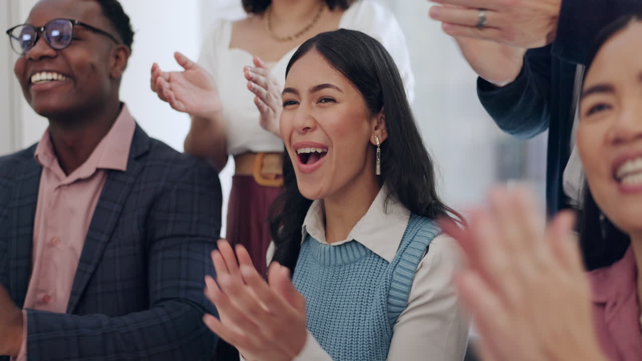 비즈니스 회의에서 박수갈채와 축하