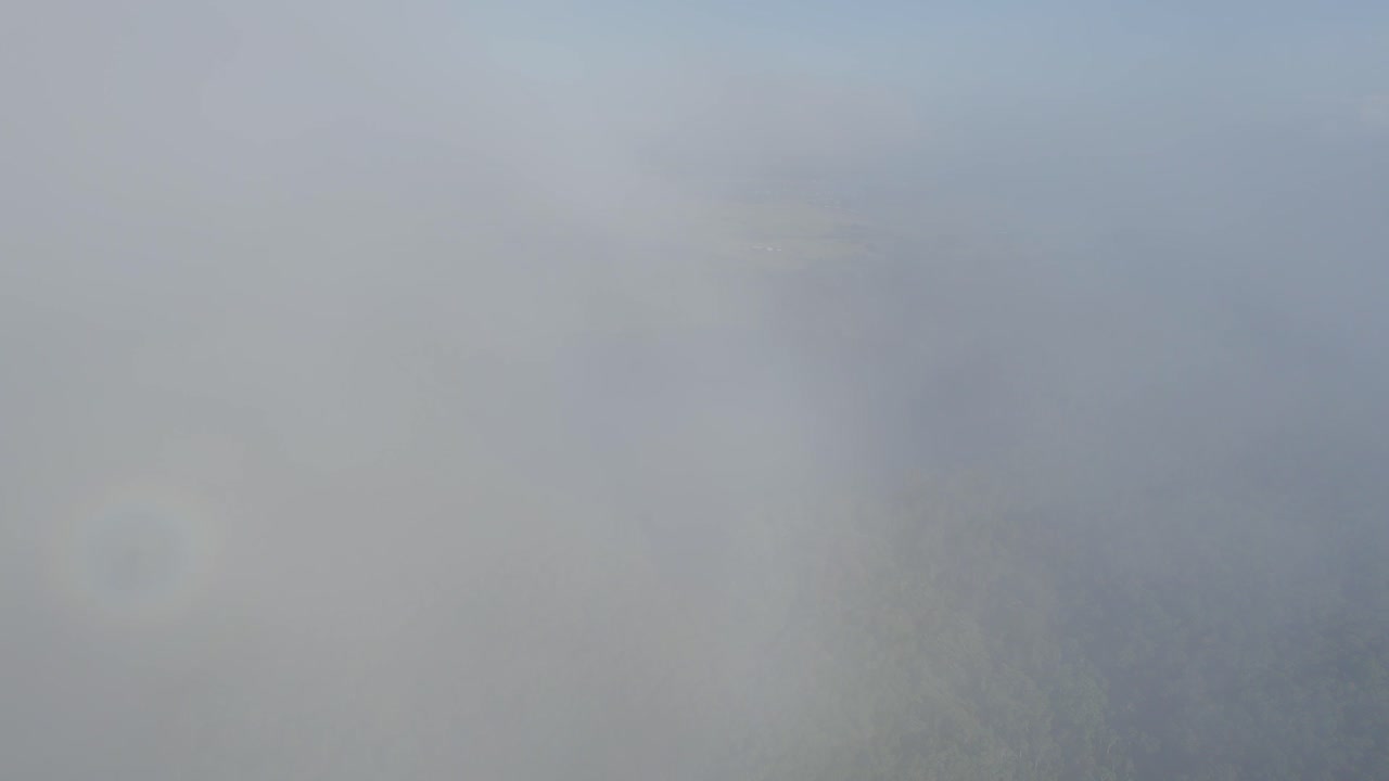 vista aérea del lago eacham en un día de niebla en la meseta de atherton, queensland, australia - disparo de drones