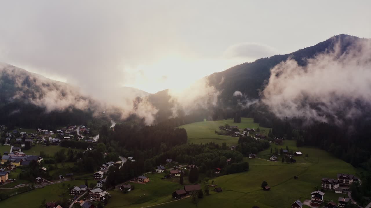 vista del atardecer del pueblo de la montaña