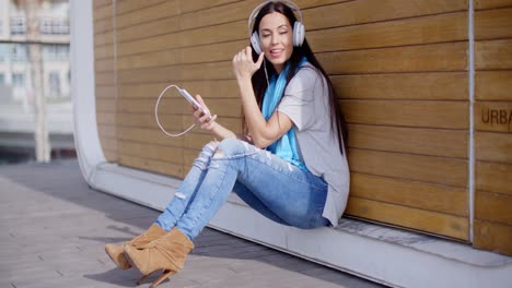 Pretty-trendy-young-woman-enjoying-her-music