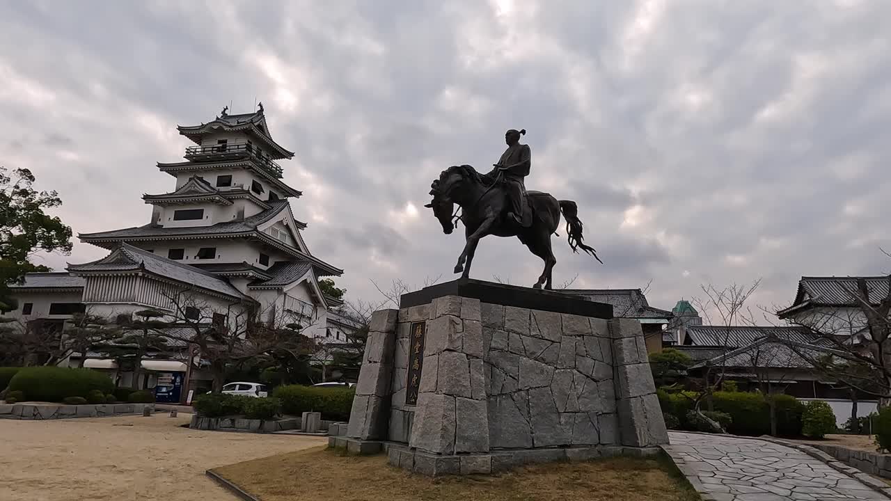 la hermosa estatua de todo takatora está en imabari, al pie del castillo hil