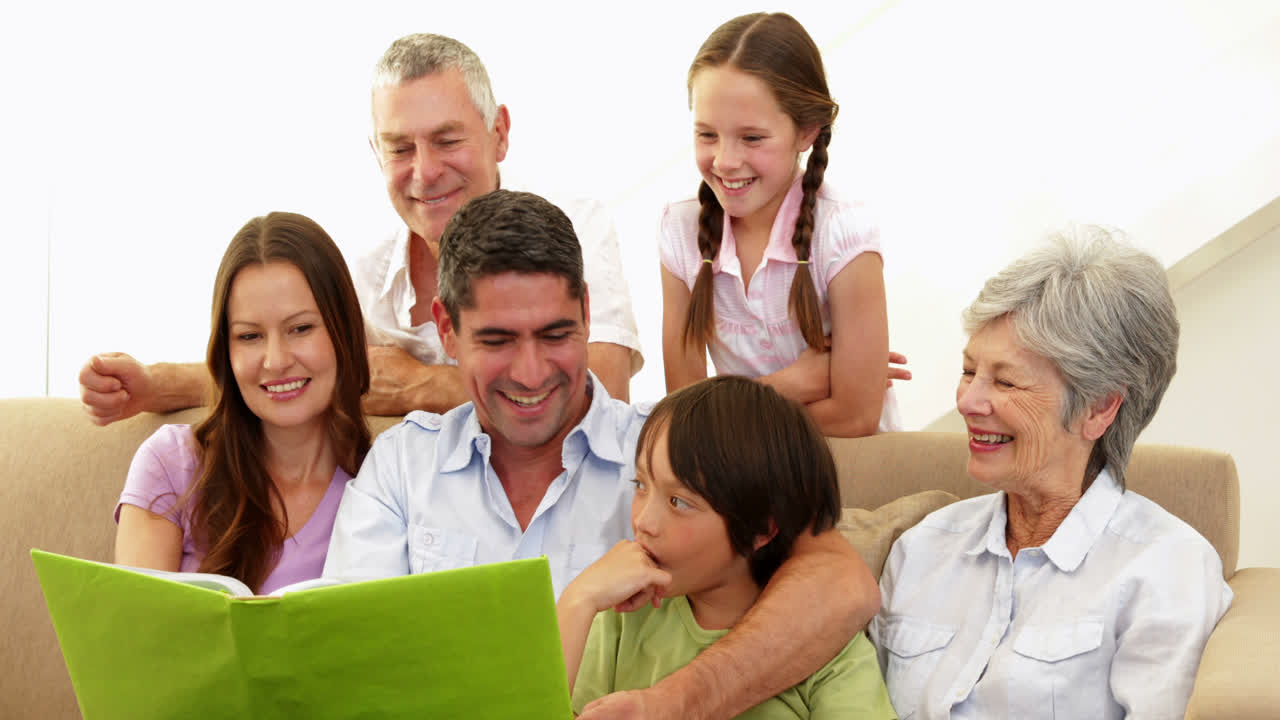 familia extendida mirando el álbum de fotos juntos