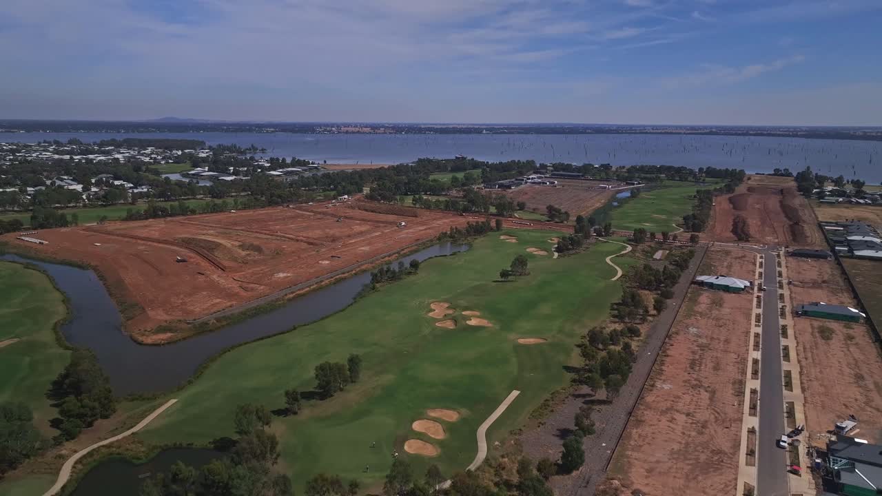 블랙 불 골프 코스 위에 실버우드와 몰와라 호수 너머에 새로운 건물 단계가 있습니다.