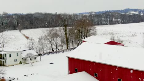 Enthüllen-Schuss-Von-Roten-Scheunen-Und-Landwirtschaftlichen-Gebäuden,-Silos-Im-Winterschnee