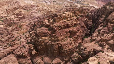 Vista-Aérea-De-Montañas-Escarpadas-En-Un-Día-Soleado-En-Petra,-Jordania