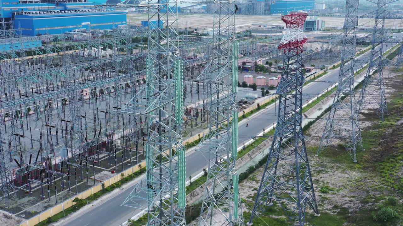 imágenes aéreas de drones de torres eléctricas de alta tensión con aislantes de vidrio prefabricados para distribuir electricidad en un parque industrial - concepto de desarrollo y urbanización
