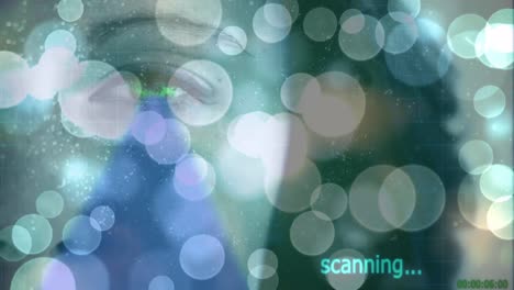 puntos brillantes de luz y procesamiento de datos contra el primer plano del ojo femenino