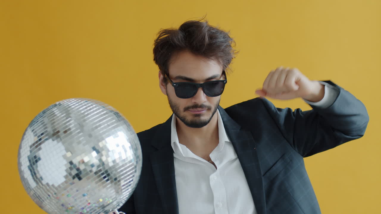 Uomo che balla con palla da discoteca