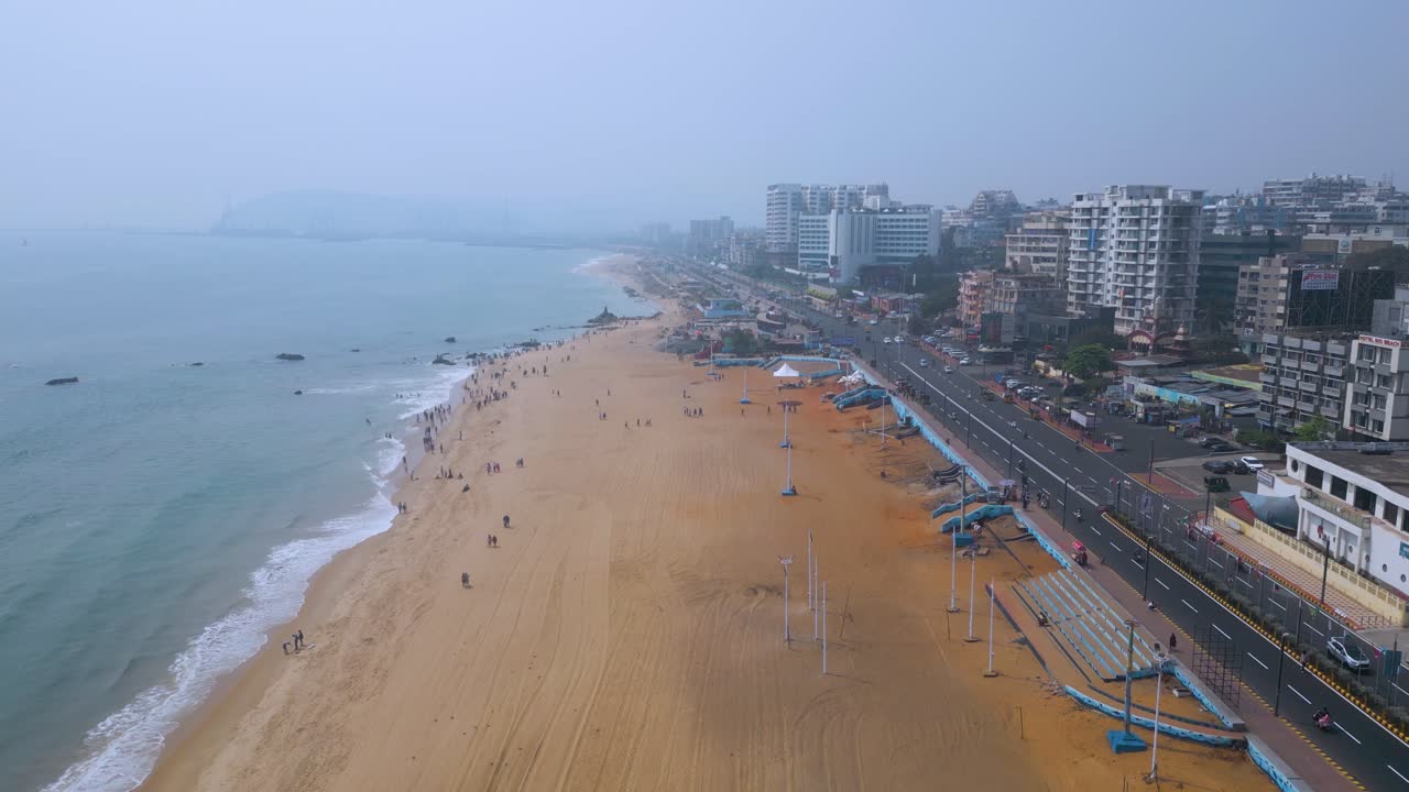 Veduta aerea di RK Beach, Bheemunipatnam Beach, Arco di roccia naturale, Tenneti Park, Nave MV MAA, Visakhapatnam, India