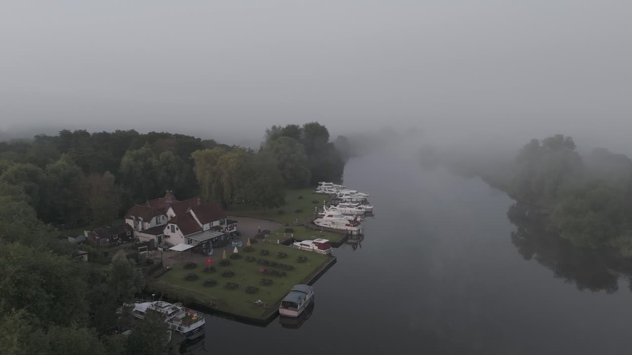 우크라이나의 안개가 가득한 아침에 야레 강을 가로지르는 카메라 움직임
