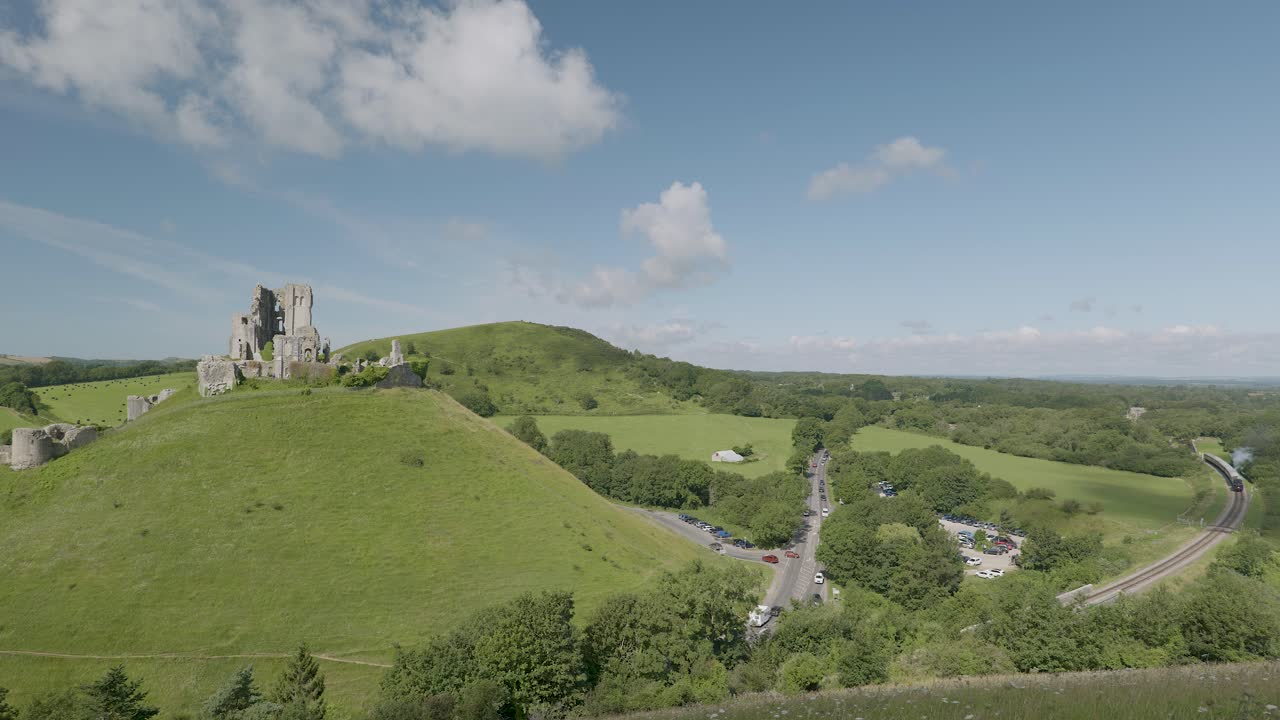 tren de vapor acercándose al castillo de corfe, dorset, inglaterra