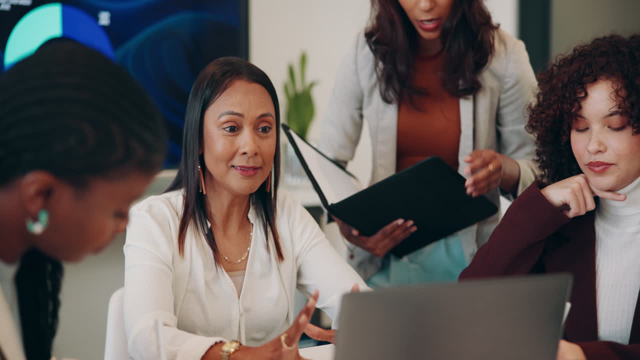 equipo diverso de mujeres profesionales en una reunión de negocios, colaborando y discutiendo estrategia e ideas