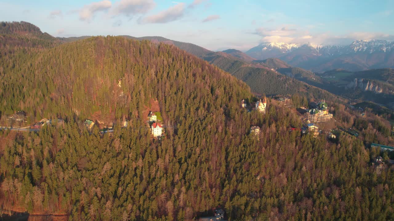 toma aérea reveladora del vasto paisaje rodeado de montañas en semmerling