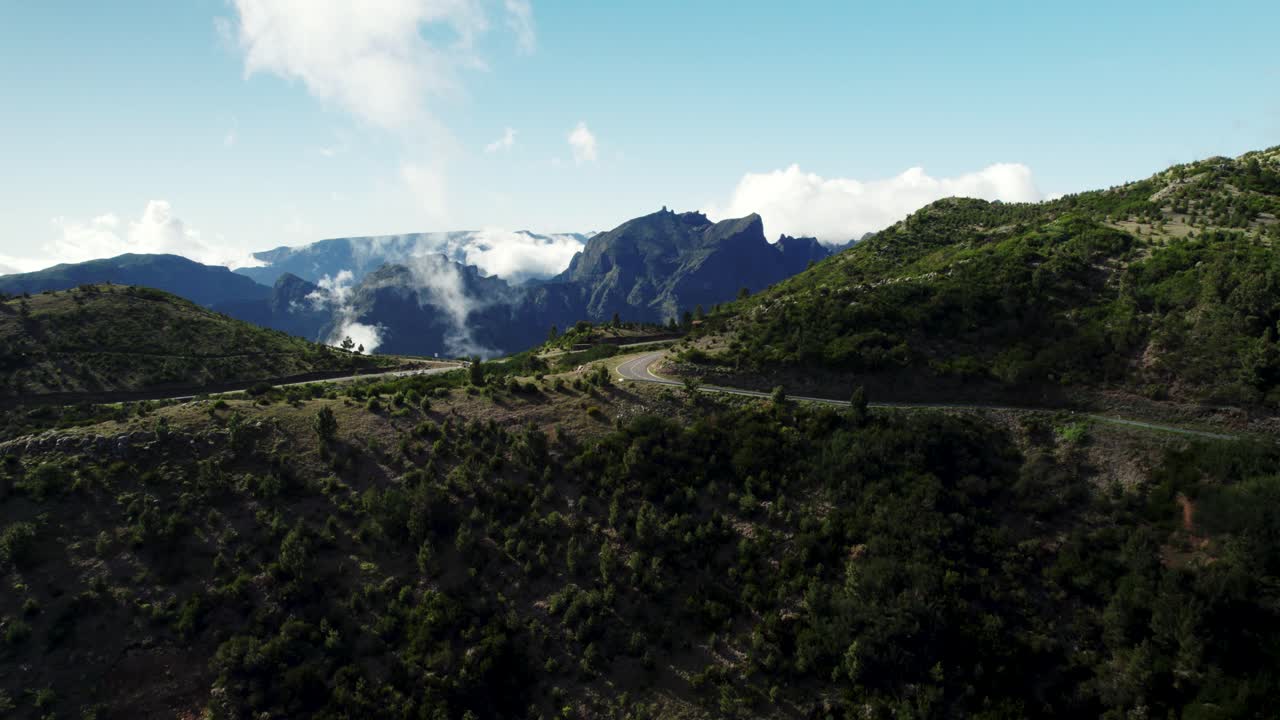 Riprese drone di nuvole bianche che si muovono su una pittoresca strada di montagna, 4K Madeira.