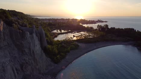 Agua-Tranquila-Por-La-Mañana-Durante-El-Amanecer-En-La-Playa-De-Scarboro-Crescent-Park-Con-Acantilados-Bluff