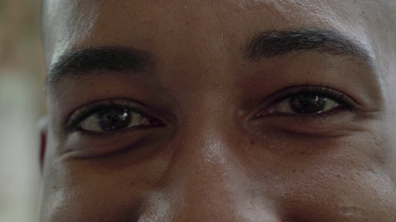 disparo recortado de ojos marrones masculinos mirando a la cámara