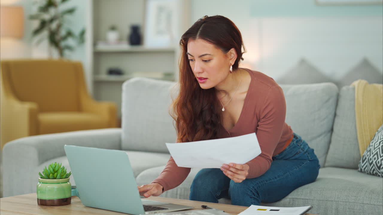 mujer trabajando desde casa en la computadora portátil