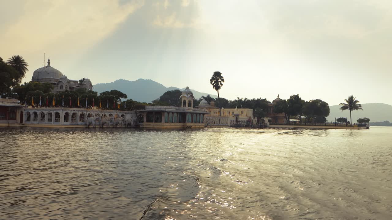 udaipur, también conocida como la ciudad de los lagos, es una ciudad en el estado de rajasthan en la india. es la capital histórica del reino de mewar en la antigua agencia rajputana.