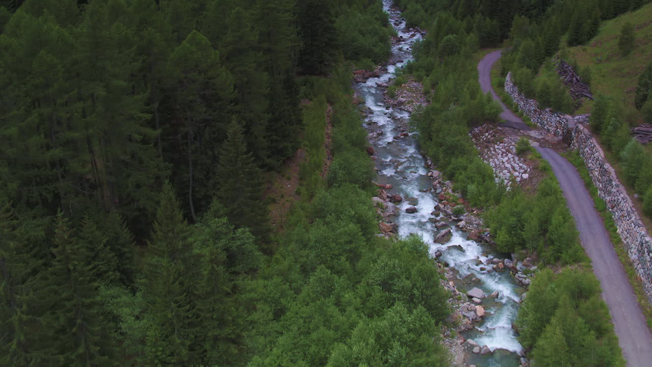 impresionante toma aérea cinematográfica inclinada hacia arriba del puente ganter en suiza
