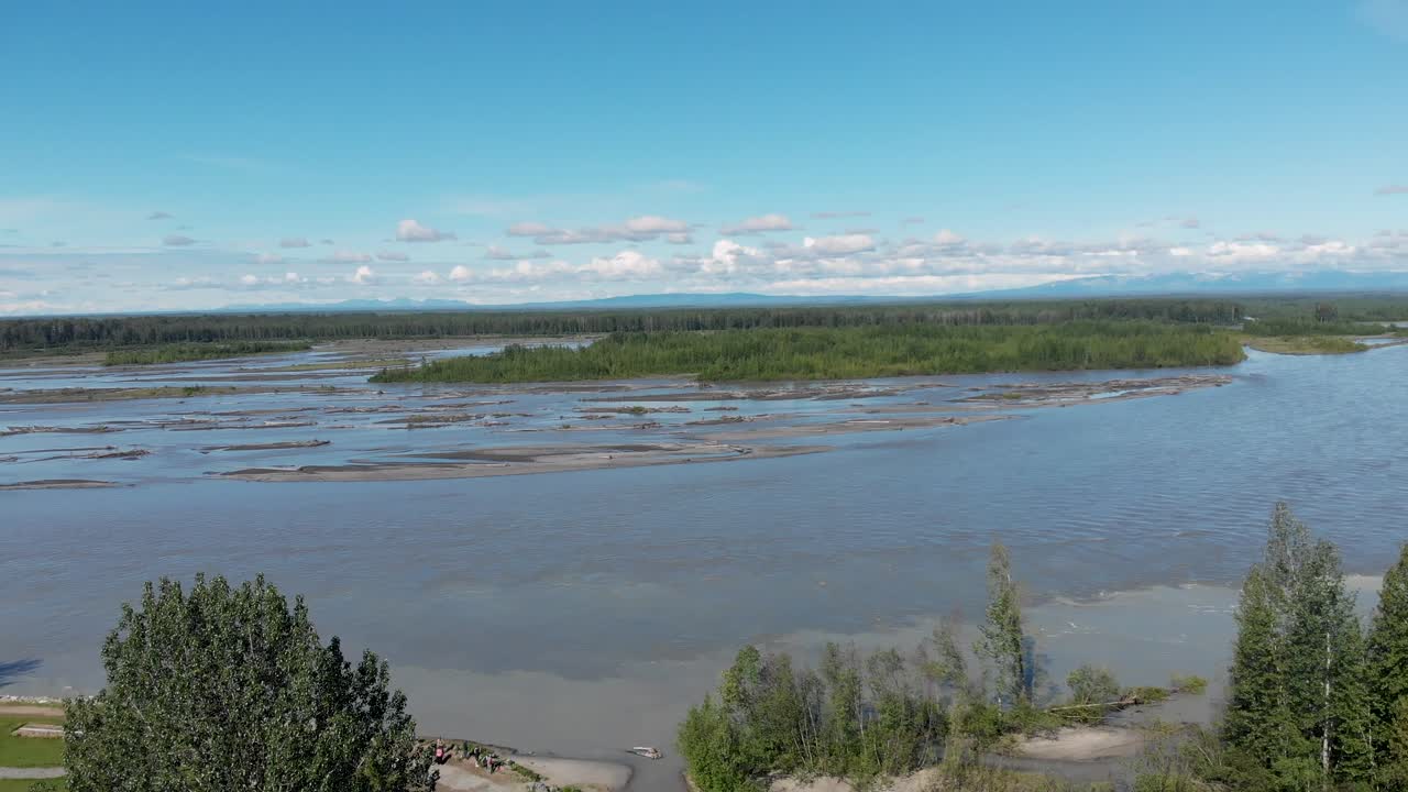4K dronevideo af Susitna-floden med sneklædt bjerg i det fjerne nær Talkeetna, AK på en sommerdag