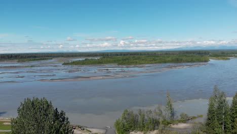 4K-Drohnenvideo-Des-Susitna-Flusses-Mit-Schneebedecktem-Berg-In-Der-Ferne-In-Der-Nähe-Von-Talkeetna,-AK-An-Einem-Sommertag