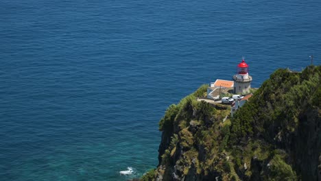 faro de farol ponta do arnel en la isla de san miguel, azores, portugal