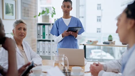 Frau,-Krankenschwester-Und-Tablet-In-Besprechungspräsentation