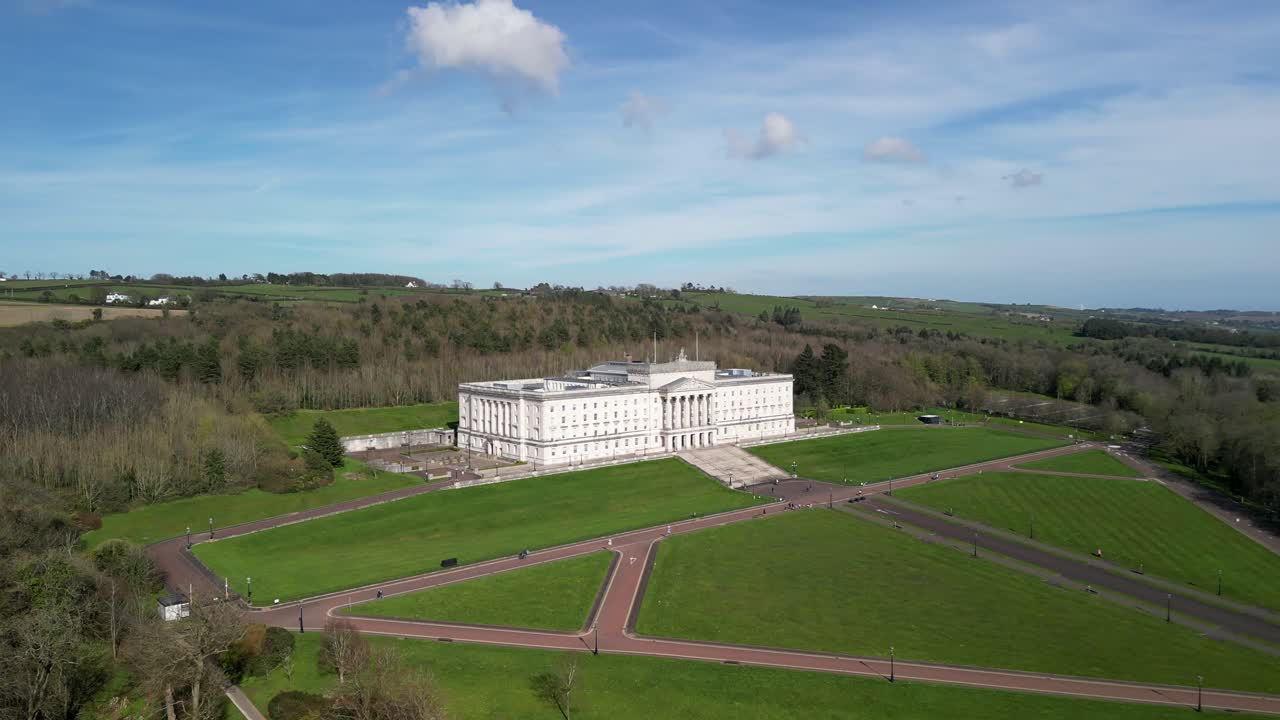 ультраширокий снимок здания парламента в стормонте, белфаст сверху