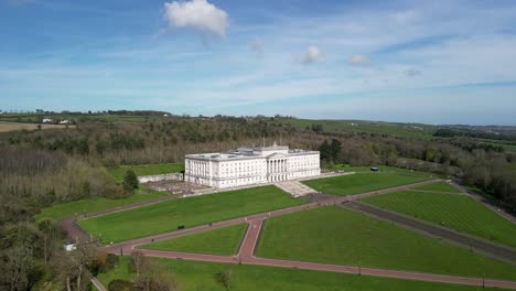 Toma-Ultra-Amplia-De-Los-Edificios-Del-Parlamento-De-Stormont,-Belfast-Desde-Arriba