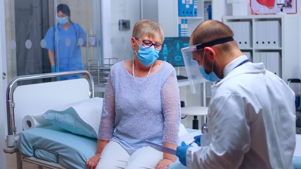 una anciana firmando el formulario médico.