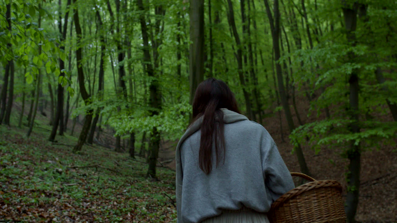 숲 에서 산책 하는 여자