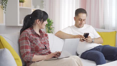 una mujer escondiendo algo de su marido. trabajo confidencial.