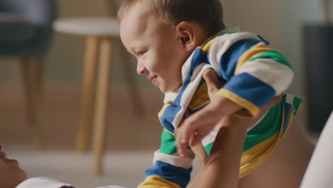 interação lúdica entre mãe e bebé