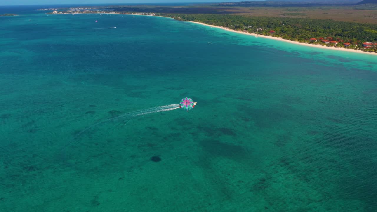 자메이카의 서 카리브 해 연안. negril. parasailing, 또한 parascending, paraskiing 또는 parakiting로 알려져 있습니다.
