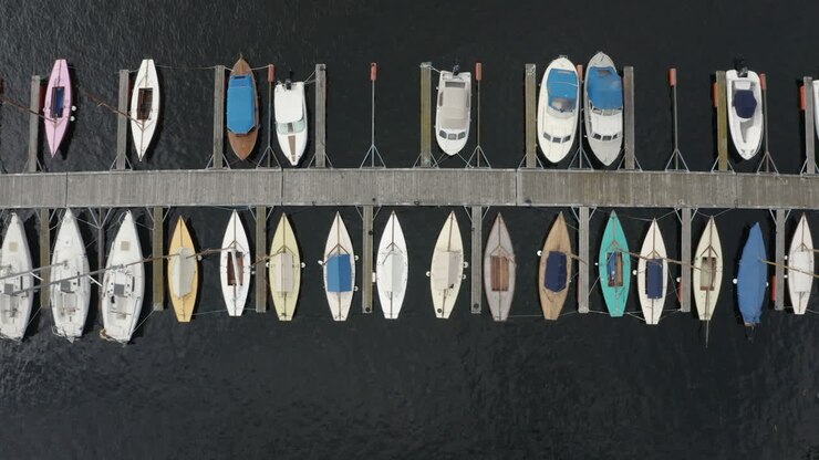Barche a vela attraccate a un pontile di legno ad Arendal, contea di Agder, Norvegia.