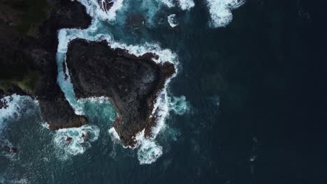 Vista-Aérea-De-Pájaro-Desde-La-Majestuosa-Costa-De-La-Isla-Norfolk,-Australia,-Con-Vistas-Del-Terreno-Rocoso,-El-Mar-Azul-Profundo-Con-Olas-Espumosas-Y-La-Belleza-Natural-De-La-Isla-En-Una-Emocionante-Expedición.