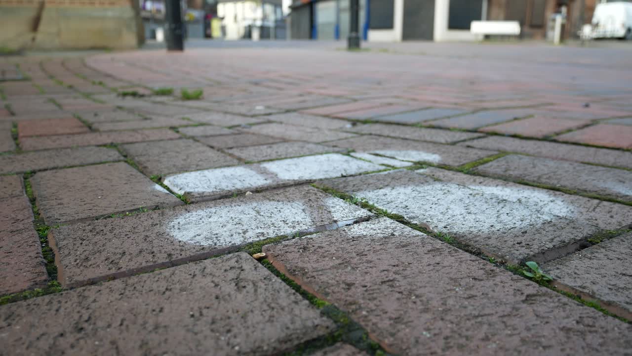 사회적 거리 코로나 바이러스 마을 포장 벽돌 낮은 돌리 왼쪽에 흰색 페인트 발